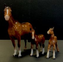 Beswick - A Beswick Stanley horse, 20cm high, conforming two foals (3)