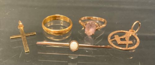 A 22ct gold wedding band, size R, 4.3g; 9ct gold cross, charm, opal mounted bar brooch etc, all