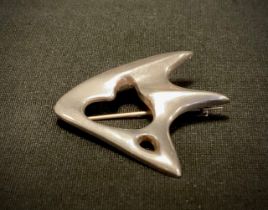 An Ernest A Blyth for Ivan Tarrant silver brooch, Abstract Amoeba,4.5cm long, Birmingham 1968, 13.