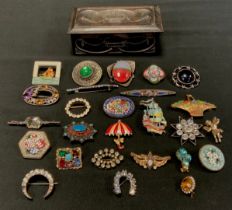 Jewellery - Vintage and costume jewellery - Micro-mosaic brooches, Art Nouveau style pin brooch, set