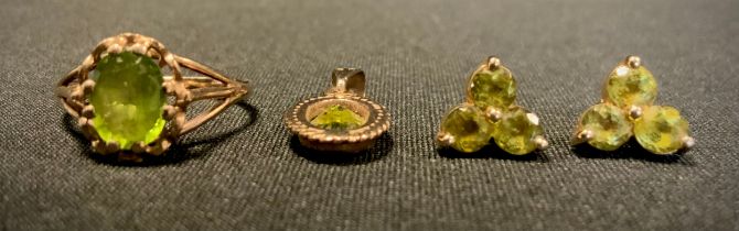 A Peridot jewellery suit, oval ring, pendant, 9ct gold mounts, 4.3g gross; pair of three stone