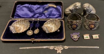 A pair of Victorian silver scallop shell table salts, ball feet, cased with spoons en suite,