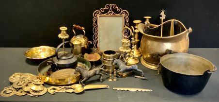 Brass - A pair of ornate grape vine candlesticks, 21cm high, a amber glass handled tea pot, coal