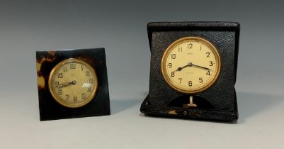 An early 20th century faux tortoiseshell travelling timepiece, Arabic numerals, 7.5cm high, c.