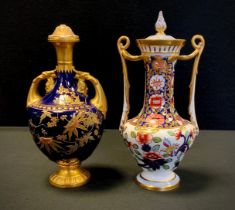 A Copeland Spode Imari patterned twin handled vase, 22cm high; Royal Worcester blue and gilt twin