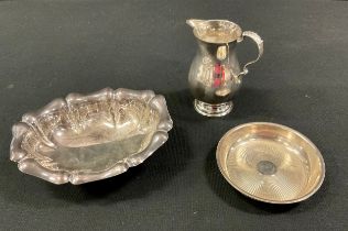 A George III style cream jug, London 1971, shaped oval bowl, Birmingham 1998; circular trinket tray,