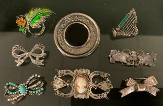 Brooches - a silver and green agate harp brooch, stamped 925, others Victorian Jubilee, Birmingham