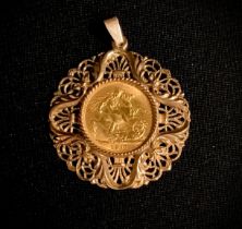 A George IV gold sovereign, 1911, London mint, ornate 9ct gold floral mount, 18.1g