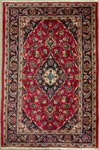 A Central Persian Kashan rug / carpet, knotted with a central diamond-shaped medallion, within a