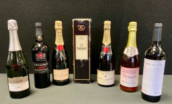 Wines and spirits - Two Moet and Chandon champagne bottles, 1992 Ruinart champagne, Moscato, etc.