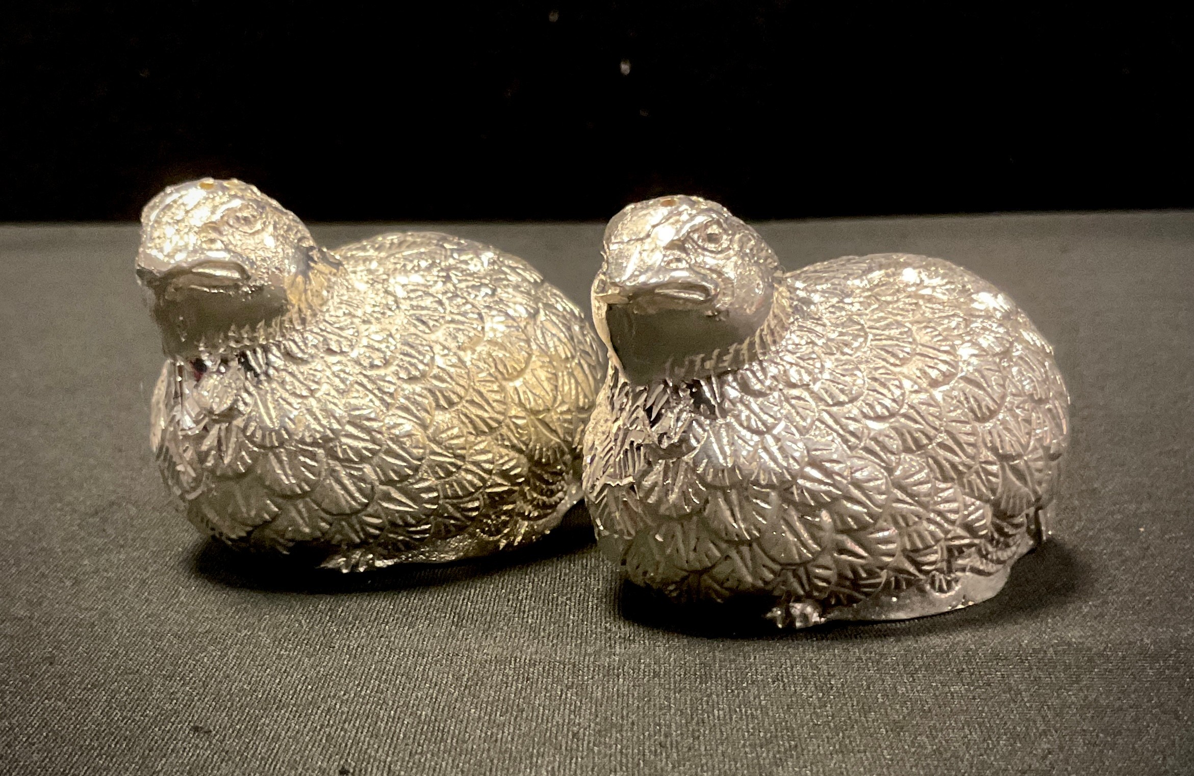 A pair of novelty pepperettes, as Grouse, 6.3cm long (2)