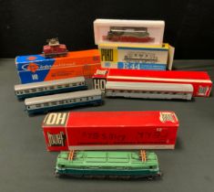 Toys - OO gauge locomotives and rolling stock inc Jouef Fell Diesel, SNCF 2D2 9120, three