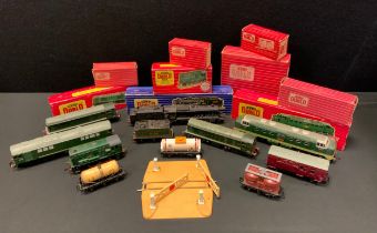 Toys - Hornby Dublo OO gauge, locomotives, rolling stock inc LT25 LMR 8F 2-8-0 locomotive and