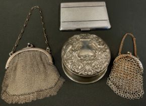 A George V silver niello and chain mesh evening bag, London 1915, 91g; embossed silver trinket