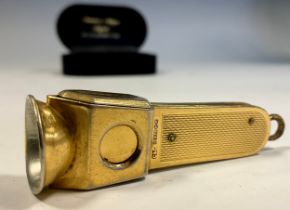 A 9ct gold mounted Cigar Cutter, textured grip, Cohen & Charles, 6cm long, Birmingham 1955, 25.4g