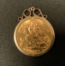 An Elizabeth II sovereign, 9ct pendant mount, 1964, London mint, 9.3g gross