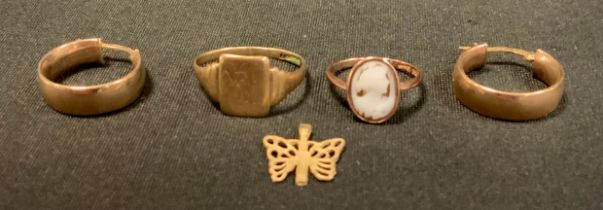 Jewellery - a cameo ring, rose metal shank, stamped 9ct, signet ring, pair of 9ct gold earring, 6g