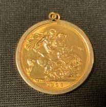 An Elizabeth II sovereign, 9ct pendant mount, 1966, London mint, 9.1g gross