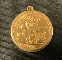 An Elizabeth II sovereign, 9ct pendant mount, 1976, London mint, 9.2g gross