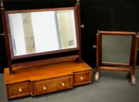 A early 20th century dressing table mirror, 57cm high, toilet mirror (2)