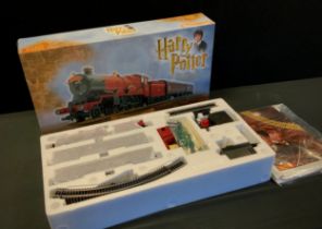 Hornby 00 gauge Harry Potter and the chamber of secrets - Hogwarts Express train set; stock no. R