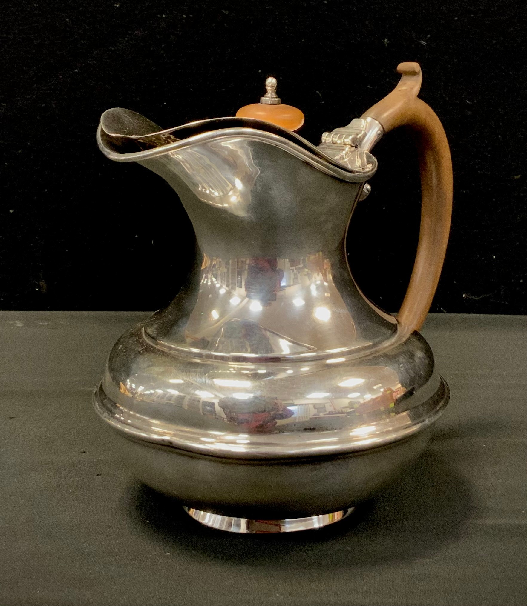 A George V silver water jug, waisted body, inverted lid, wooden handles, S W Smith & Co,