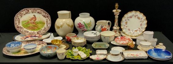 Ceramics - A Royal Crown wavy rim plate, 'Derby Posie' trinket dishes, 'Old Avesbury' lamp, 28cm