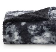 RRP £23.99 Bedsure Sherpa Fleece Throw Blanket Fuzzy Faux Fur Soft Warm Throw, 130 x 150cm