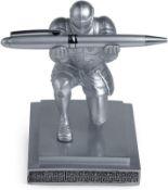 ThreeH Executive Knight Pen Holder Pen Stand with a Pen Personalized Ddecoration for Desk Office
