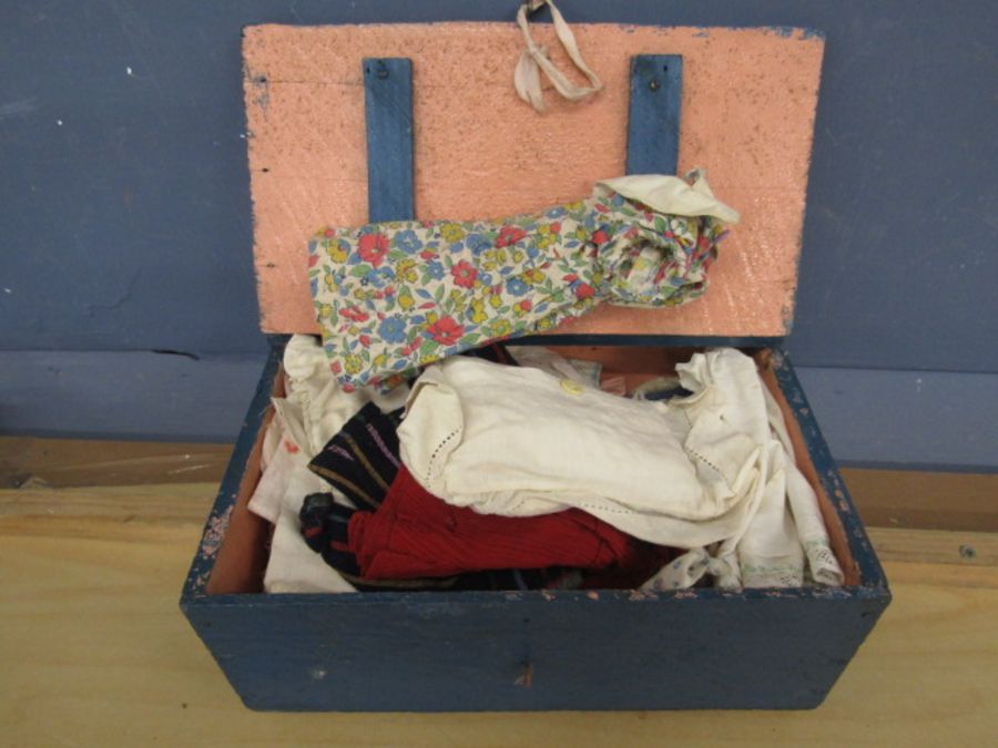 2 jointed dolls and a box of vintage dolls clothes - Image 2 of 5