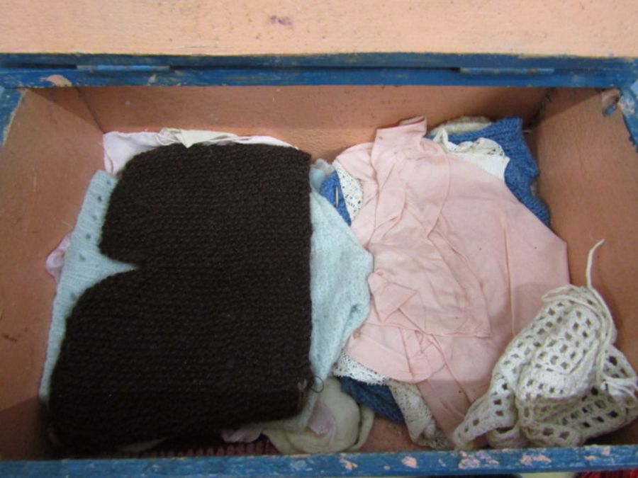 2 jointed dolls and a box of vintage dolls clothes - Image 5 of 5