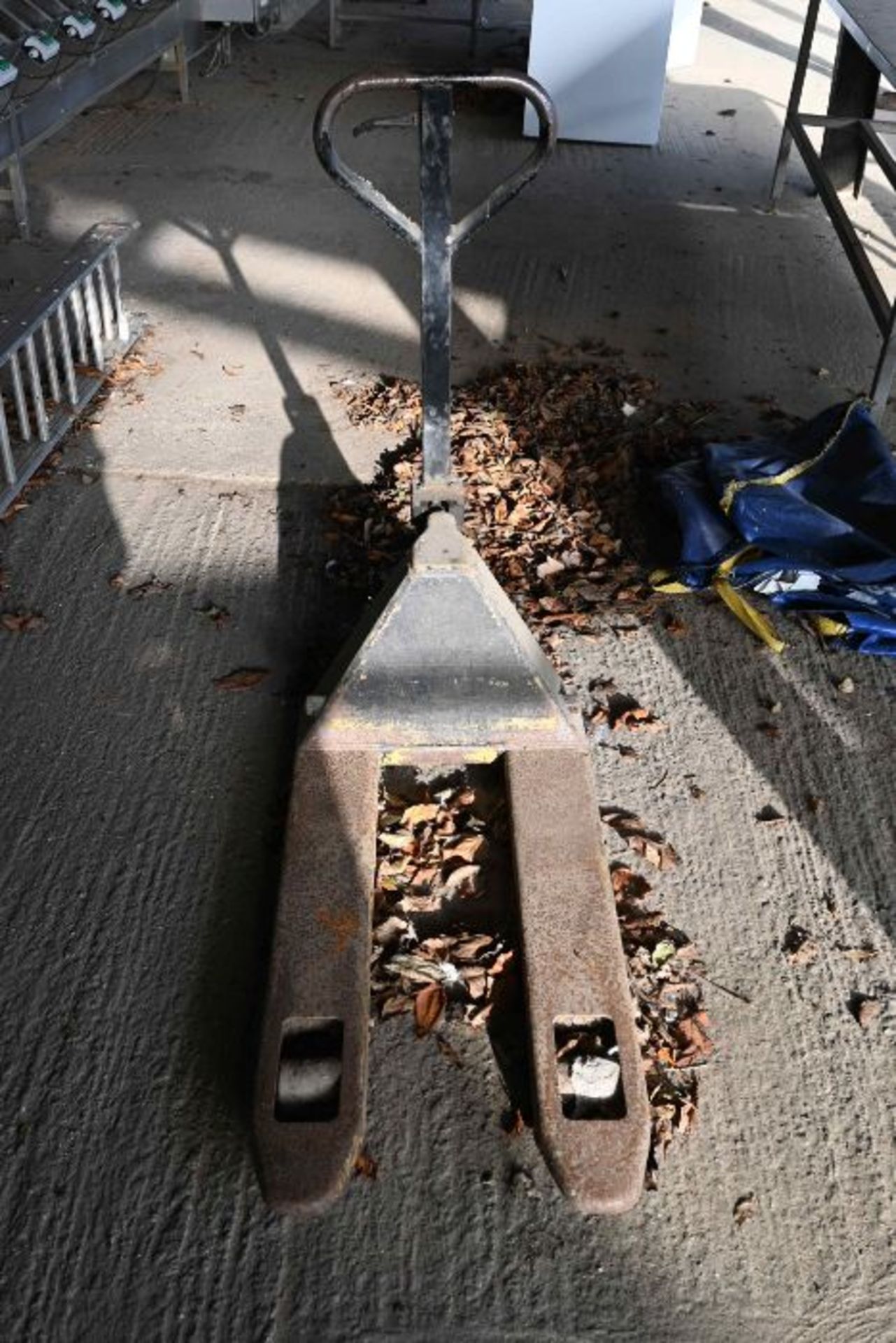 Set of hydraulic pallet trucks - Image 2 of 2