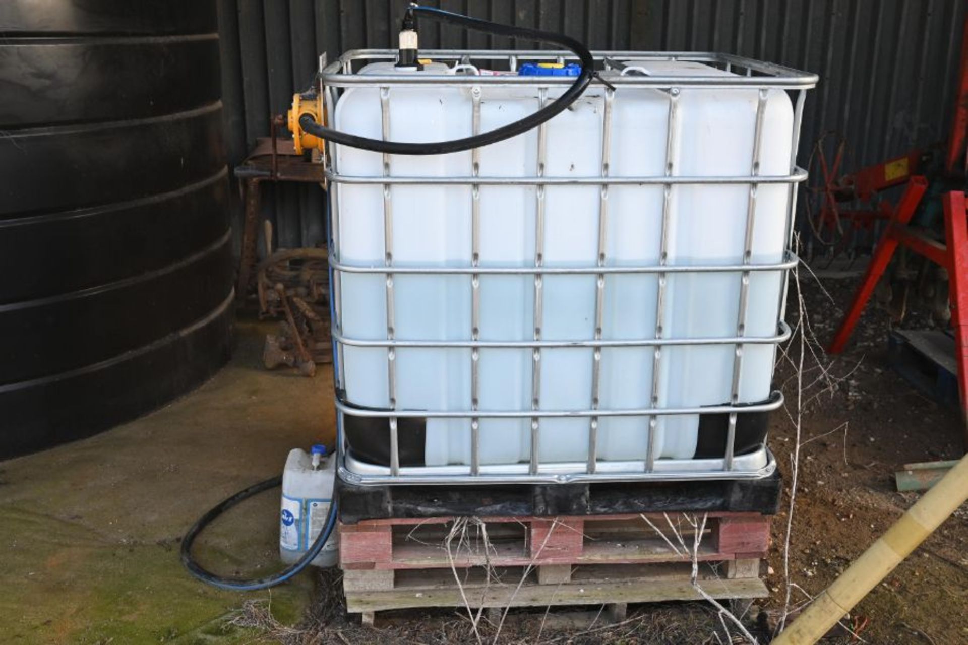 Adblu tank with electric pump - Image 4 of 6