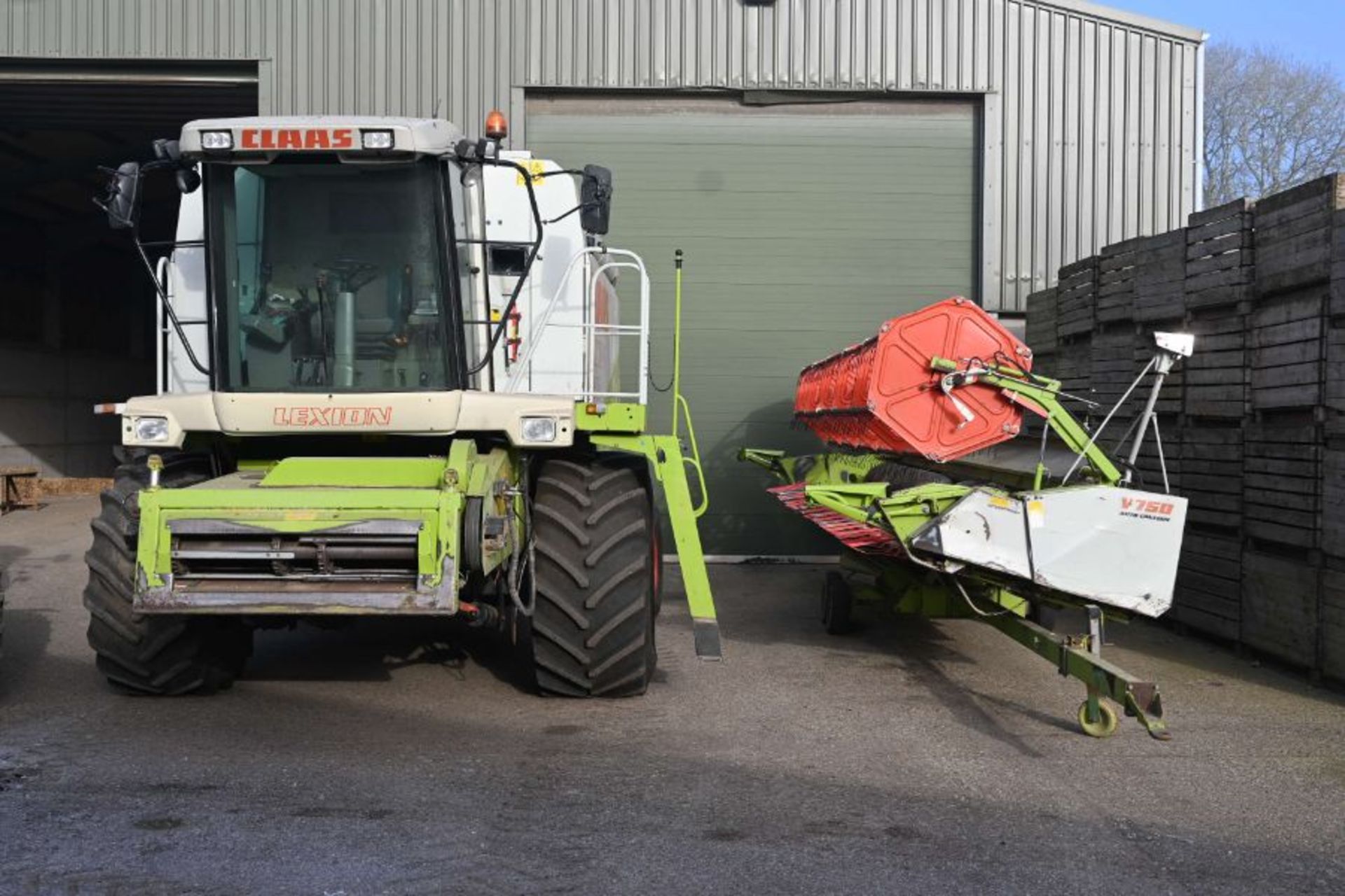 Claas Lexion 480 combine Y383 0DX / 3658 hours with a V750 auto header and header trailer