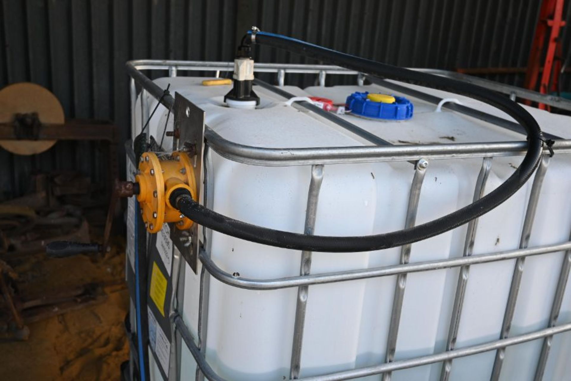 Adblu tank with electric pump - Image 5 of 6