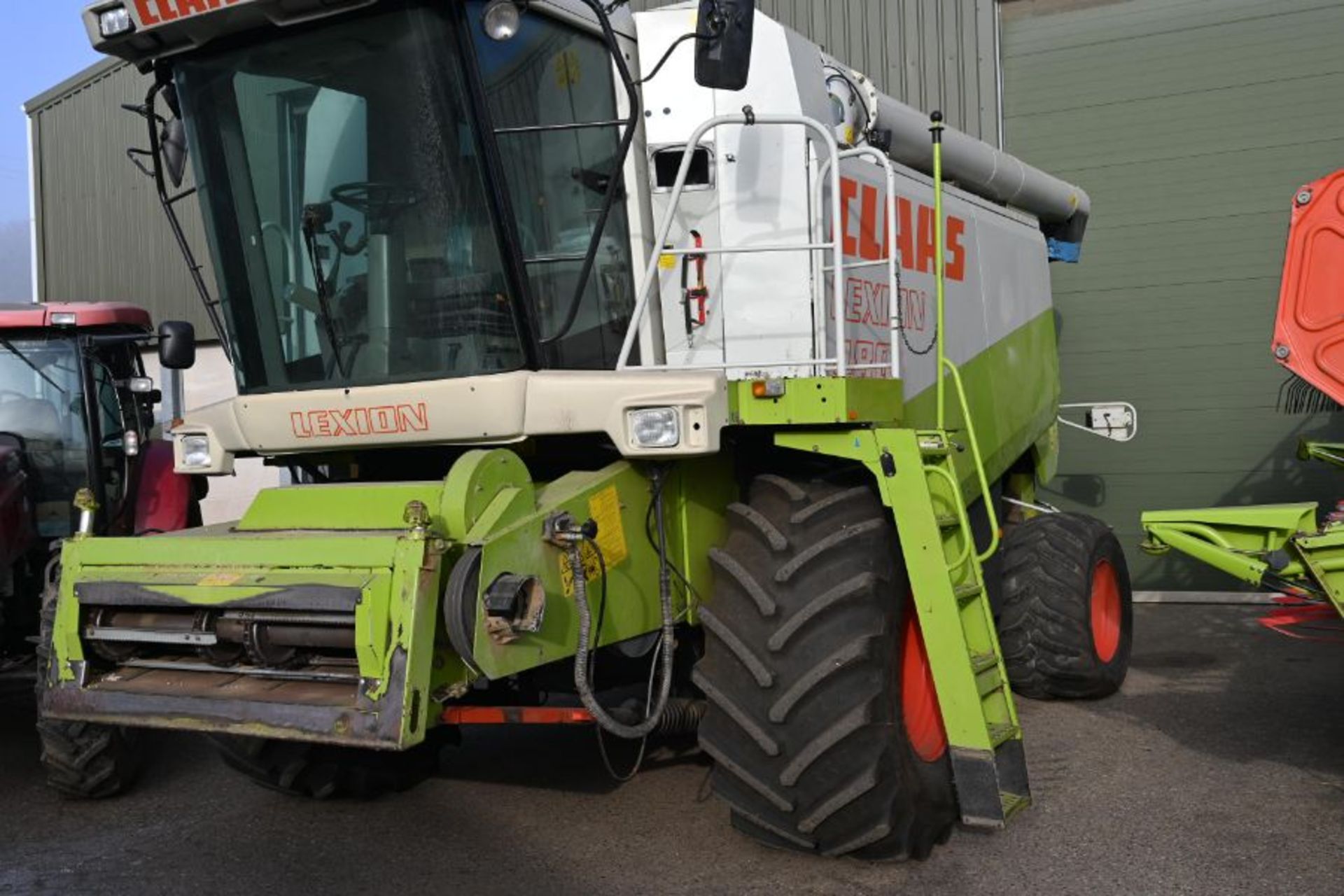 Claas Lexion 480 combine Y383 0DX / 3658 hours with a V750 auto header and header trailer - Bild 2 aus 27