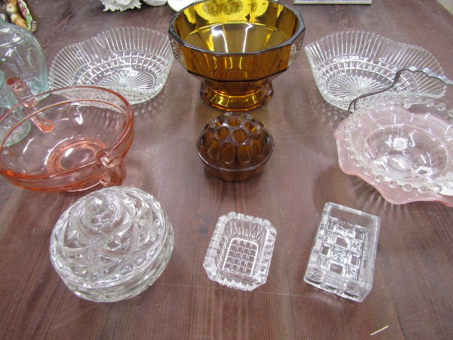 Glassware inc art deco amber vase and frog and pink art deco vase, 2 decanter/glass sets - Image 2 of 4