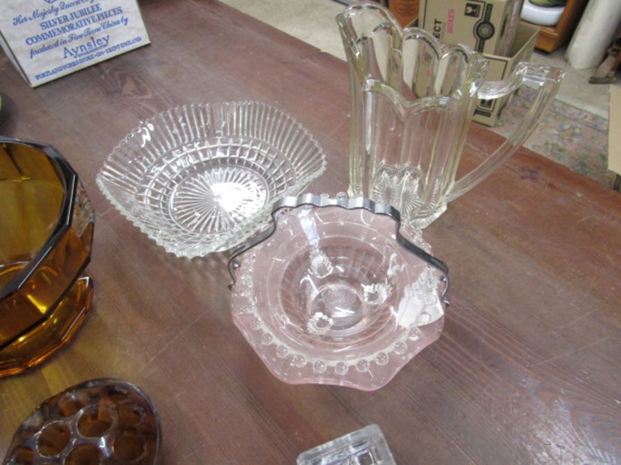 Glassware inc art deco amber vase and frog and pink art deco vase, 2 decanter/glass sets - Image 4 of 4