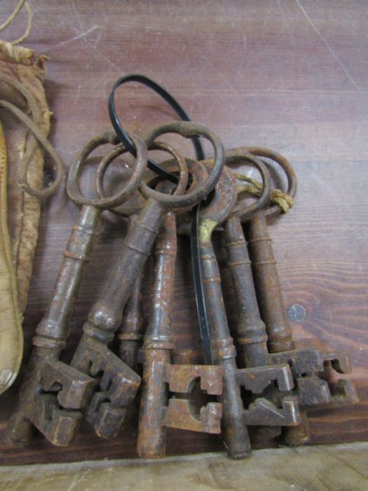 Vintage keys, padlocks and 2 leather pouches - Image 6 of 12