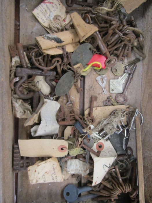 Vintage keys, padlocks and 2 leather pouches - Image 10 of 12