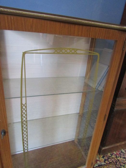 A retro glass display cabinet - Image 3 of 3