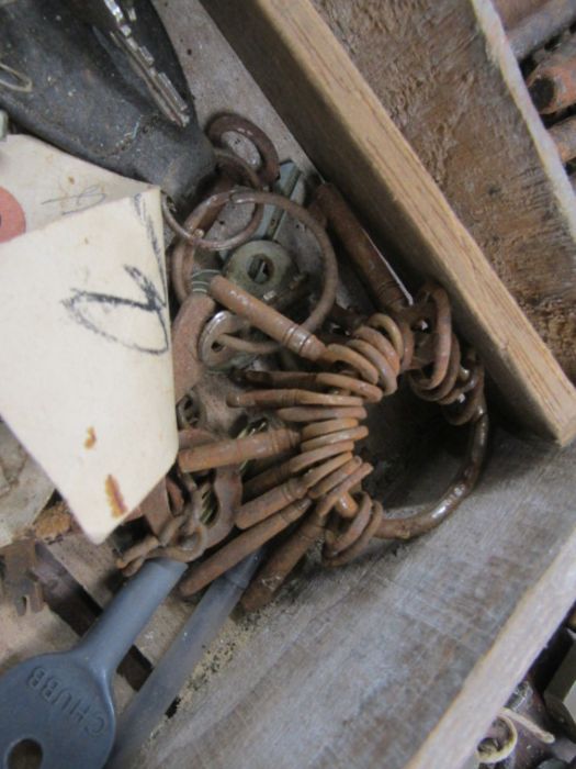 Vintage keys, padlocks and 2 leather pouches - Image 11 of 12