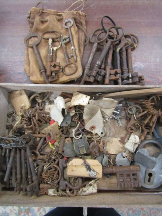Vintage keys, padlocks and 2 leather pouches
