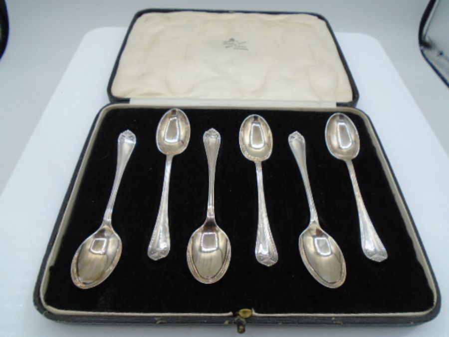 A Boxed set of Silver hallmarked teaspoons (Sheffield, 1922 by Cooper Brothers & Sons Ltd) total