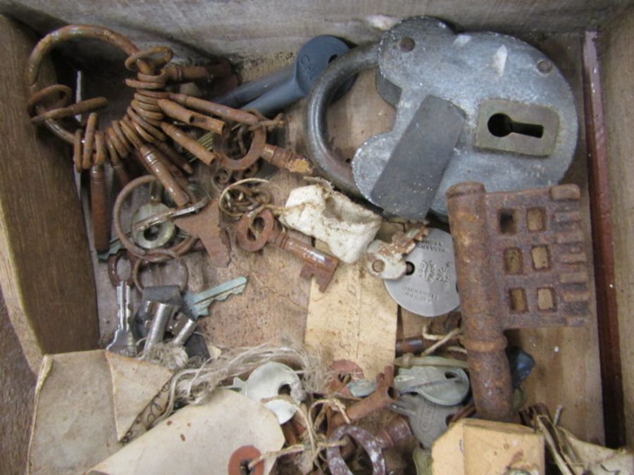 Vintage keys, padlocks and 2 leather pouches - Image 2 of 12