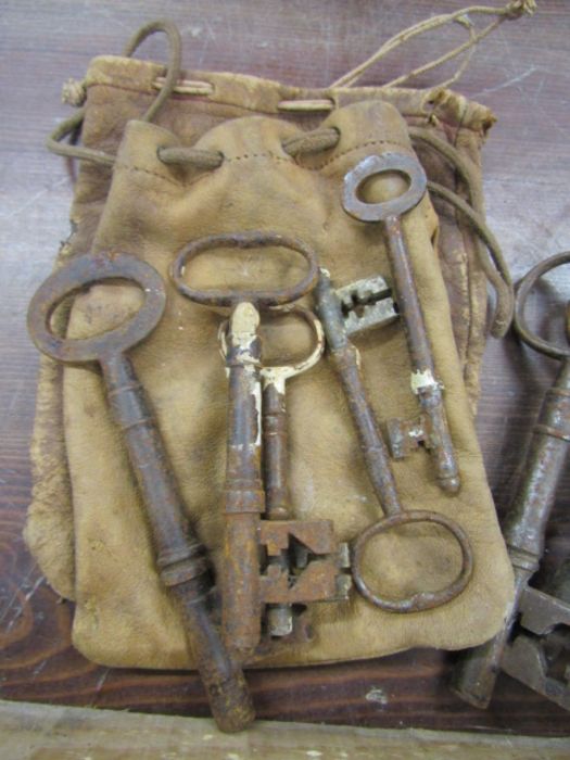 Vintage keys, padlocks and 2 leather pouches - Image 5 of 12