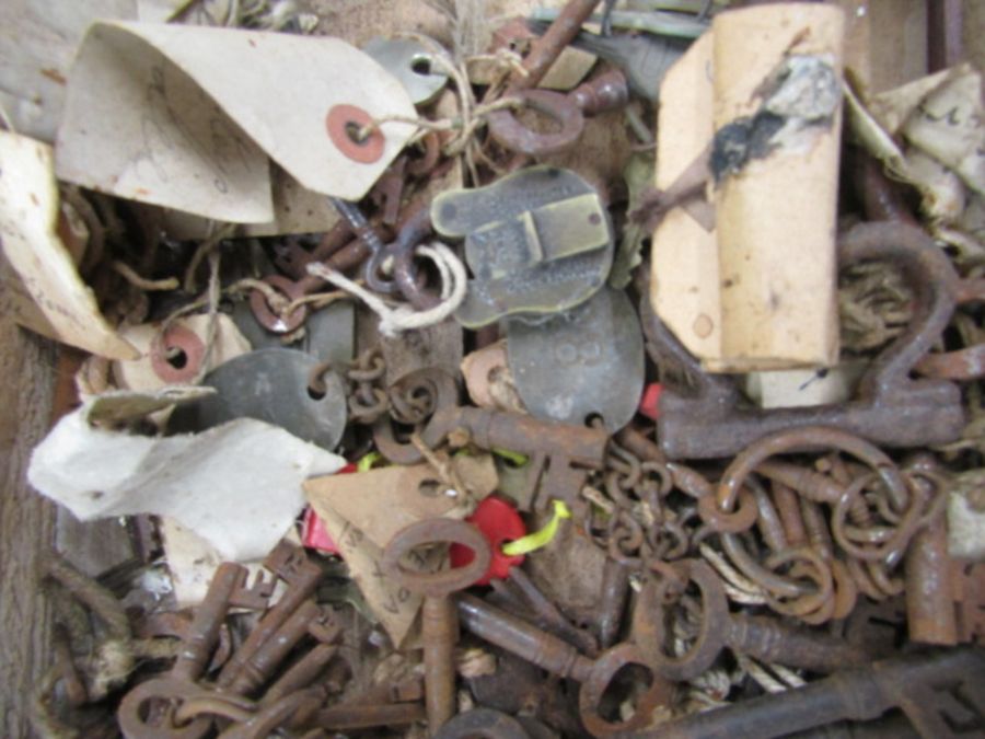 Vintage keys, padlocks and 2 leather pouches - Image 3 of 12