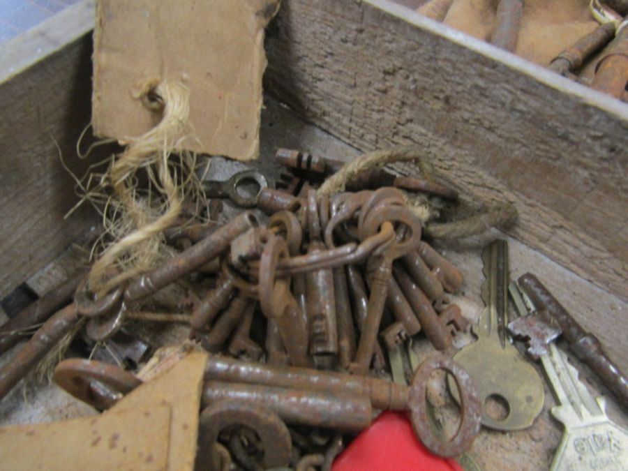 Vintage keys, padlocks and 2 leather pouches - Image 12 of 12