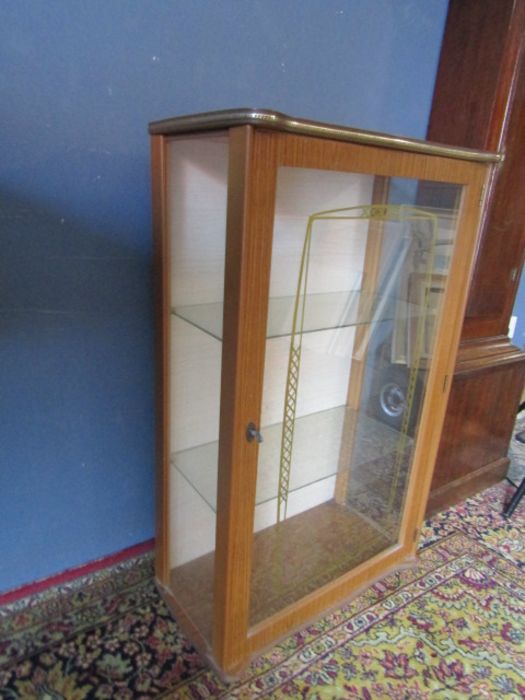 A retro glass display cabinet - Image 2 of 3