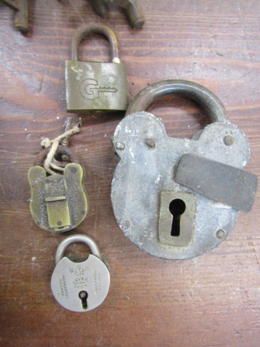 Vintage keys, padlocks and 2 leather pouches - Image 7 of 12
